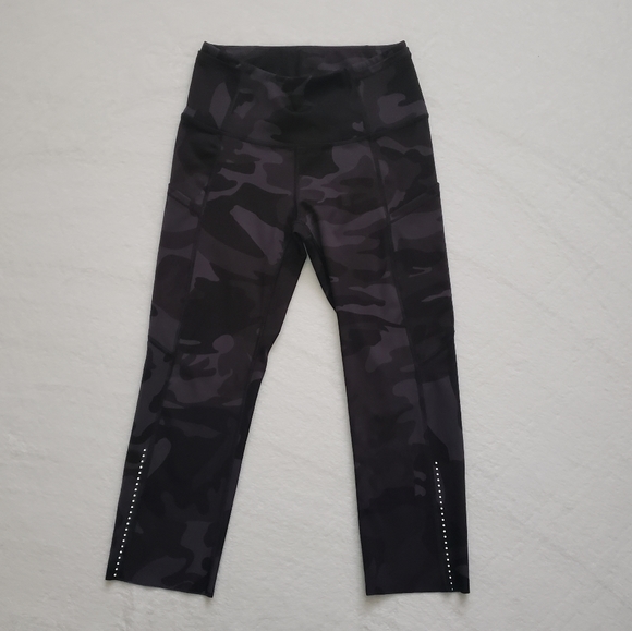 lululemon athletica Pants - Lululemon Camo Black & Gray Capri Leggings Size